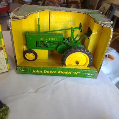 JOHN DEERE MODEL H TRACTOR & JOHN DEERE FIGURINE