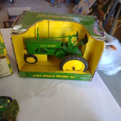 JOHN DEERE MODEL H TRACTOR & JOHN DEERE FIGURINE
