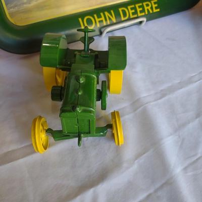 JOHN DEERE TRAY & ERTL JOHN DEERE DIE-CAST MODEL D TRACTOR