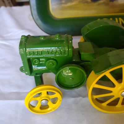JOHN DEERE TRAY & ERTL JOHN DEERE DIE-CAST MODEL D TRACTOR