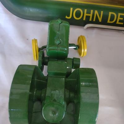 JOHN DEERE TRAY & ERTL JOHN DEERE DIE-CAST MODEL D TRACTOR