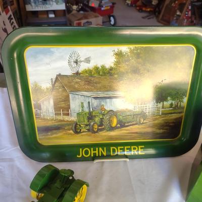 JOHN DEERE TRAY & ERTL JOHN DEERE DIE-CAST MODEL D TRACTOR
