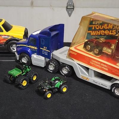 Sale Photo Thumbnail #236: John Deere & Tonka tractor semi toy set.

Will receive all items pictured and are in great condition