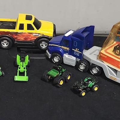 Sale Photo Thumbnail #234: John Deere & Tonka tractor semi toy set.

Will receive all items pictured and are in great condition