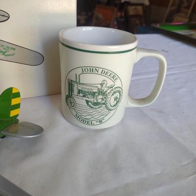 JOHN DEERE VINTAGE AIRPLANE BANK TWO JOHN DEERE MUGS