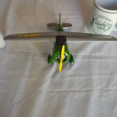 JOHN DEERE VINTAGE AIRPLANE BANK TWO JOHN DEERE MUGS