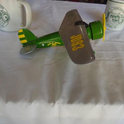 JOHN DEERE VINTAGE AIRPLANE BANK TWO JOHN DEERE MUGS