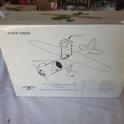 JOHN DEERE VINTAGE AIRPLANE BANK TWO JOHN DEERE MUGS