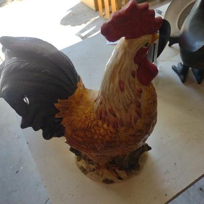 TWO DECORATIVE ROOSTER PLATES, LARGE ROOSTER FIGURE