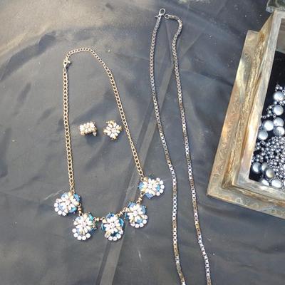 BEAUTIFUL JEWELRY BOX FILLED W/ JEWELRY