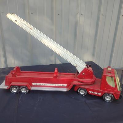 NYLINT AERIAL HOOZ-N-LADDER FIRETRUCK