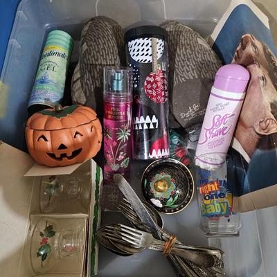 Sale Photo Thumbnail #289: Gels and Spray.are new, never used

Miscellaneous Lot | Antique Silverware | Bath & Body | Starbucks | JFK Art Poster and more