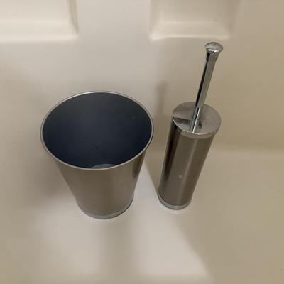 Sale Photo Thumbnail #86: Rack, shower curtain/rod, garbage can, toilet scrubber, 2 scales