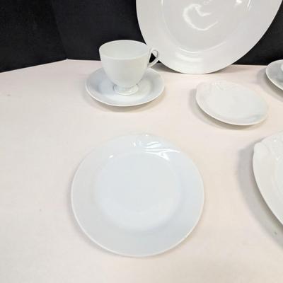 Sale Photo Thumbnail #899: 8 - Tea cups & 12 saucers - 8 Coffee cups & 12 Saucers - 11 Soup Bowls & 7 saucers = 7- plates - 13 Dessert & 4 salad plates