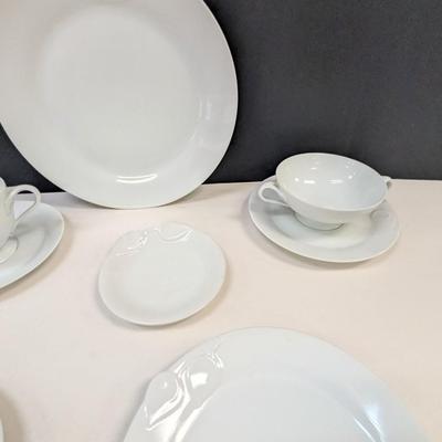 Sale Photo Thumbnail #901: 8 - Tea cups & 12 saucers - 8 Coffee cups & 12 Saucers - 11 Soup Bowls & 7 saucers = 7- plates - 13 Dessert & 4 salad plates