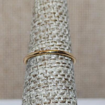 Size 6 Delicate Horizontal Clear Stone & 2 Round GREEN Stones on a Gold Tone Band (1.2g)