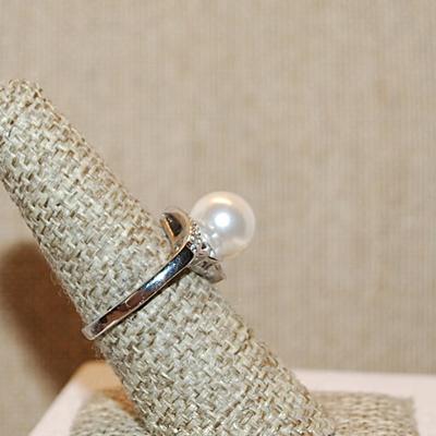 Size 7½ FAUX White PEARL Ring with Swirl Clear Stones Sides Ring on a Silver Tone Band (3.5g)