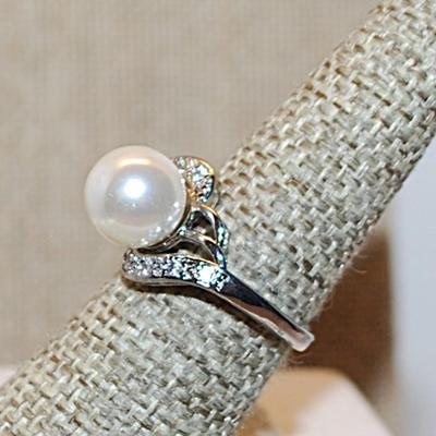 Size 7½ FAUX White PEARL Ring with Swirl Clear Stones Sides Ring on a Silver Tone Band (3.5g)