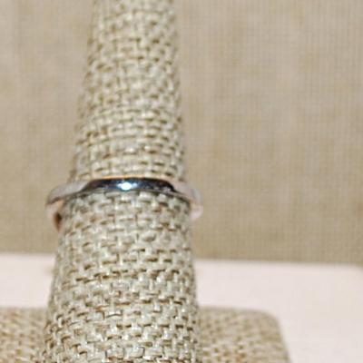 Size 7½ FAUX White PEARL Ring with Swirl Clear Stones Sides Ring on a Silver Tone Band (3.5g)