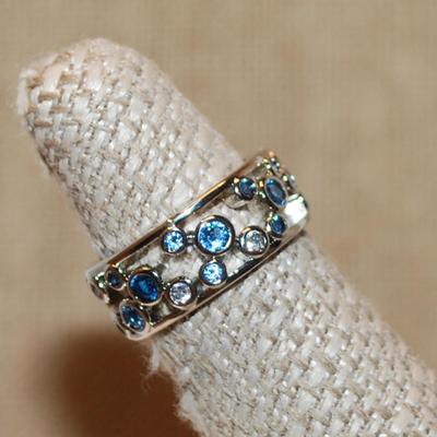 Size 6 Hollowed Infinity Style Setting with Light Blue & Clear Stone "Circles" on a Silver Tone Band (4.5g)