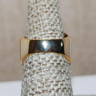 Size 7 Large Deep BLUE Rectangle Stone Party Ring with Stone Side Accents and Indented "Panels" on a Solid Gold Tone Band (8.2g)