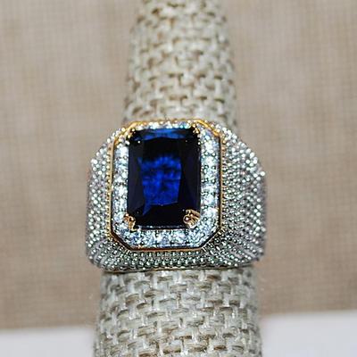 Size 7 Large Deep BLUE Rectangle Stone Party Ring with Stone Side Accents and Indented "Panels" on a Solid Gold Tone Band (8.2g)