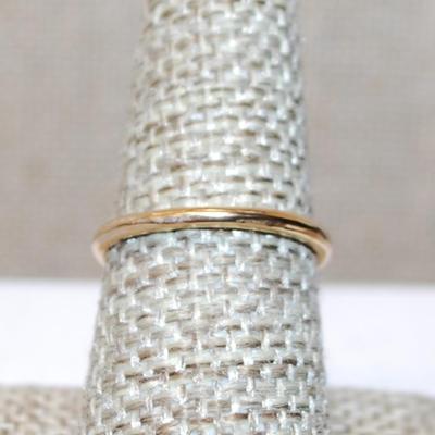 Size 7½ Delicate Tiny Blue Stone Ring with 2 White Opaque Stone Accents on a Gold Tone Band (1.6g)