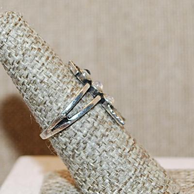 Size 7 Unique VINTAGE 3 Clear Stone "Pointed Arrow" Ring on a Silver Tone Band (2.7g)