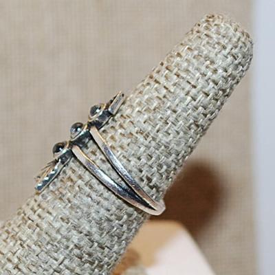Size 7 Unique VINTAGE 3 Clear Stone "Pointed Arrow" Ring on a Silver Tone Band (2.7g)