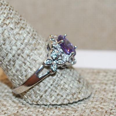 Size 11 Purple Oval Translucent Stone Ring with Side "Butterfly" Accent Stones on a Silver Tone Band (4.3g)