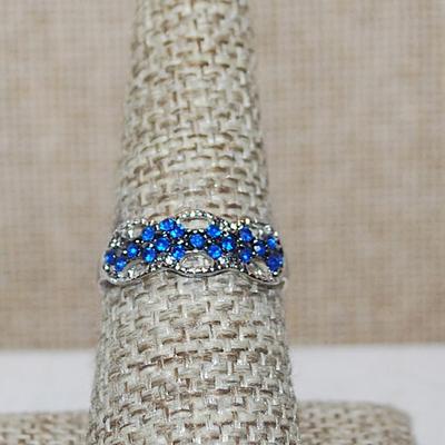 Size 8 Row of Cobalt BLUE Stones in a Swirl Setting on a Silver Tone Band (1.8g)