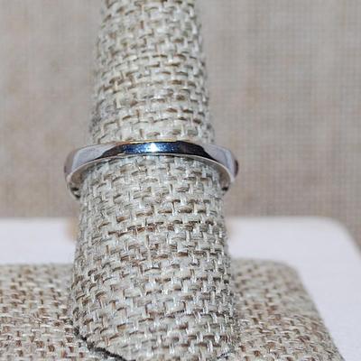 Size 8 Marked .925 "Puffy" ORANGE RED Party Ring with a Single Main Clear Round Stone on a Silver Band (5.9g)