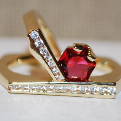 Size 10½ Contemporary Styled Unique Ring with Red Stone & Clear Stone Accent Lines on a Gold Tone Band (9.6g)