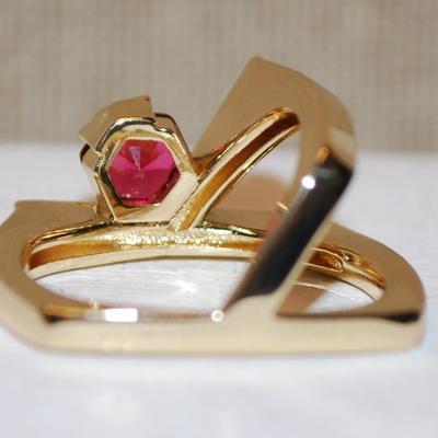 Size 10½ Contemporary Styled Unique Ring with Red Stone & Clear Stone Accent Lines on a Gold Tone Band (9.6g)