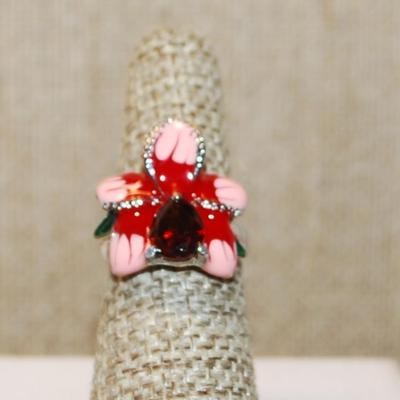 Size 6 Pink & Red Enamel Style Ring with Red Pear Main Stone on a Silver Tone Band (5.3g)