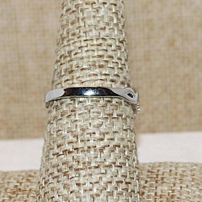 Size 7 ½ Iridescent Round Main 4 Prong Stone Ring with 4 "Leaves" of Light Purple Accent Stones on a Silver Tone Band (2.9g)