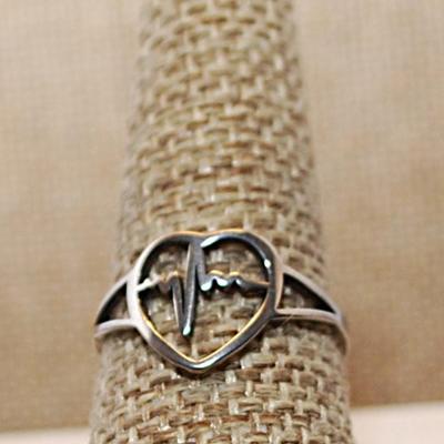 Size 9 STAINLESS STEEL "Medical Heart" Ring on a Silver Tone Band (1.1g)