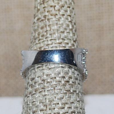 Size 6½ Vertical Clear Stone "Segments" Ring on a Silver Tone Band (7.3g)