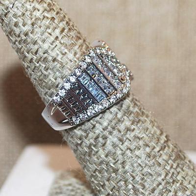 Size 6½ Vertical Clear Stone "Segments" Ring on a Silver Tone Band (7.3g)