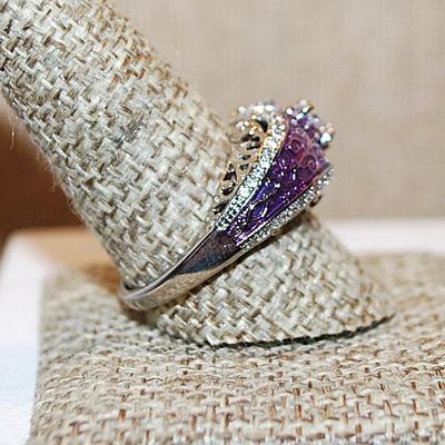 Size 10½ Marked .925 "Puffy" VIOLET Party Ring with a Single Main Clear Round Stone on a Silver Band (6.7g)