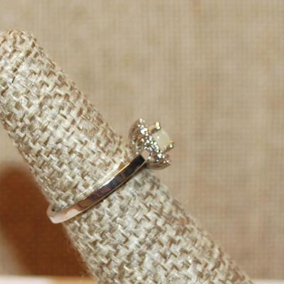 Size 6 Small Round Iridescent Stone Ring with a Circle of Accent Stones on a Silver Tone Band (1.9g)