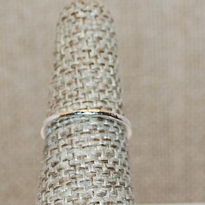 Size 5½ Delicate Small Round CHAMPAGNE Colored Stone Ring on a Silver Tone Band (1.4g)