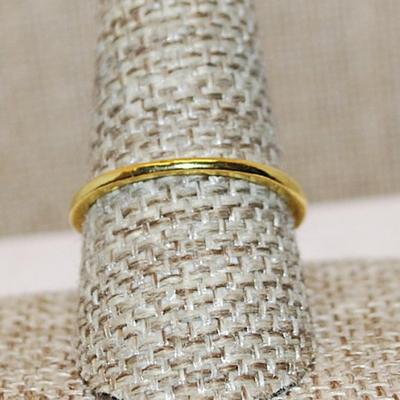 Size 9½ Round BLACK Stone 4 Prong Ring with Side Globe Accents on a Bright Gold Tone Band (2.1g)