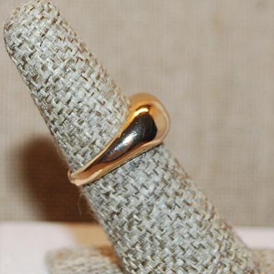 Size 6 ALL Gold Colored "CRADLE" Ring on an OPEN Gold Tone Band (3.5g)