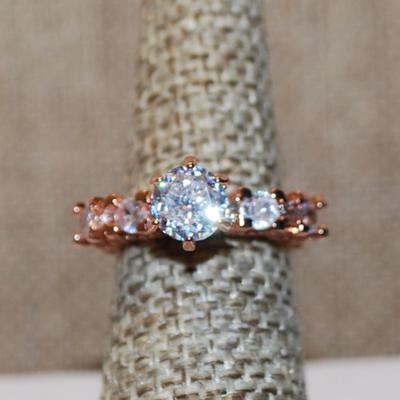 Size 6 Marked .925 Rose Gold Highrise Single Stone Ring with 4 Clear Stones Side Accents on a Silver Band (4.4g)