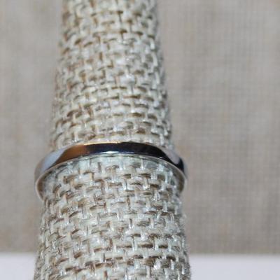 Size 7 Large Green Rectangle Main Stone Party Ring on a Glitter "Platform" and Silver Tone Band (5.3g)