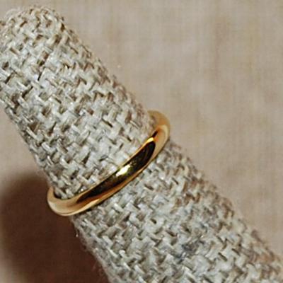 Size 4 Delicate Gold Colored No Stones Ring on a Gold Tone Band (1.0g)