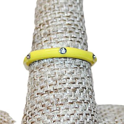 Size 7 Delicate YELLOW Enamel Ring with 6 Accent Clear Stones on a Silver Tone Band (2.1g)