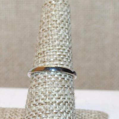 Size 6 Classic Single Clear Round Stone Ring on a Silver Tone Band (2.1g)