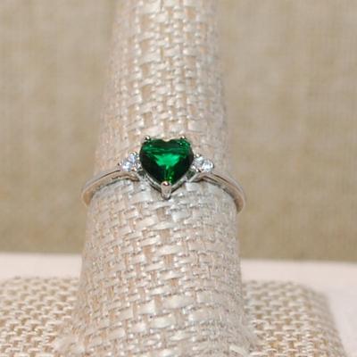 Size 6 GREEN HEART 3 Prong Stone Ring with 2 Round Clear Stone Sides on a Silver Band (1.5g)